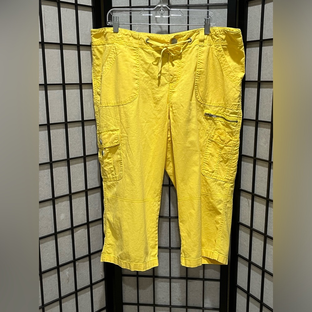 Women’s Yellow Cargo Capri Pants - Casual Drawstring Waist